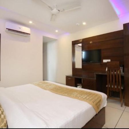 Hotel Silver Palm Zirakpur Bagian luar foto