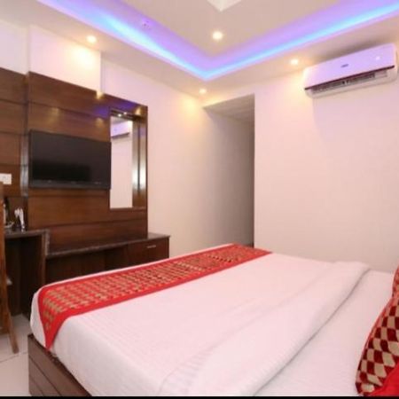 Hotel Silver Palm Zirakpur Bagian luar foto