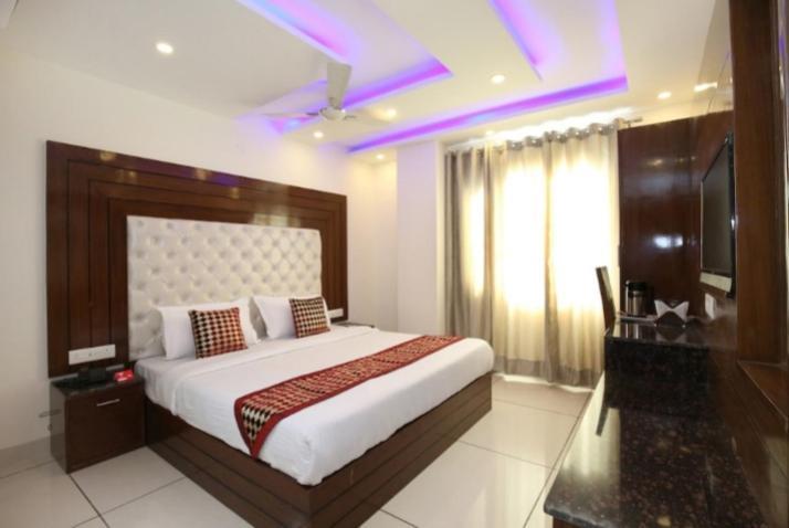 Hotel Silver Palm Zirakpur Bagian luar foto