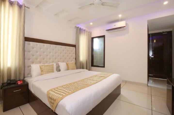 Hotel Silver Palm Zirakpur Bagian luar foto