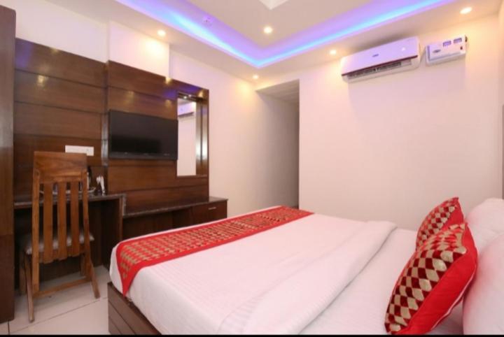 Hotel Silver Palm Zirakpur Bagian luar foto
