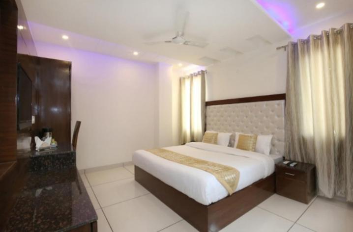 Hotel Silver Palm Zirakpur Bagian luar foto
