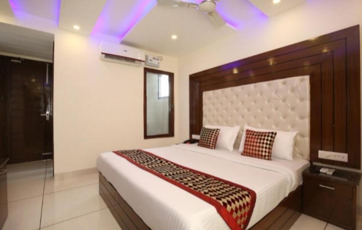 Hotel Silver Palm Zirakpur Bagian luar foto