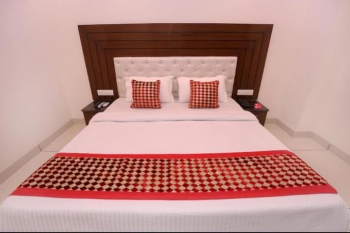 Hotel Silver Palm Zirakpur Bagian luar foto